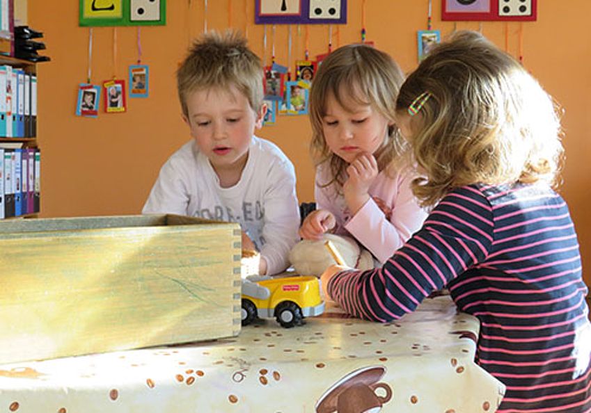 Kinder spielen am Tisch