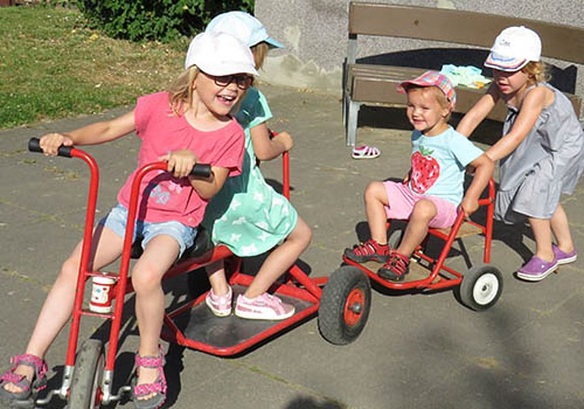 Kinder auf dem Fahrrad