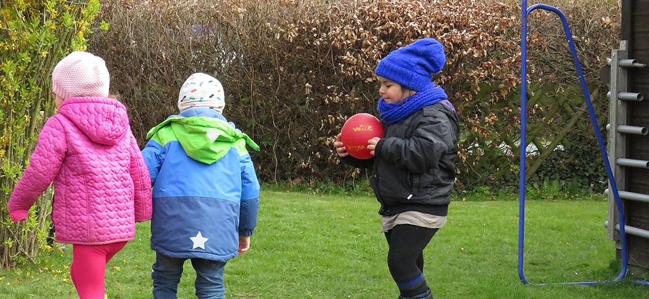 Wir spielen Fussball 