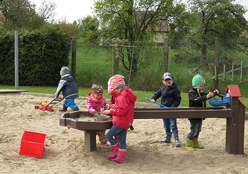 Im Sandkasten spielen